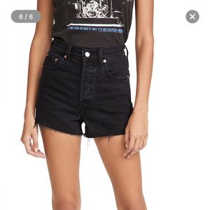 NEW Levi’s Women’s Premium Ribcage shorts in black - size 24